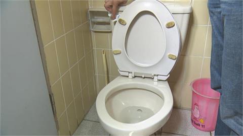 年輕族群也中鏢！排便「3現象」恐出事　醫警告：恐是大腸癌前兆