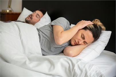 受不了睡覺打呼太大聲「竹科太太想換老公」！醫嚇傻不敢接話