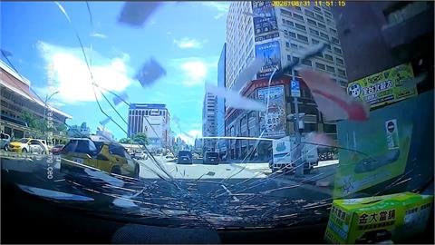 北市忠孝西地下道雨遮沒綁好　壓克力板重砸車損！駕駛怨卸責