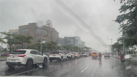 豪雨假兩樣情！民眾開心逛百貨　櫃哥櫃姐們冒雨上班