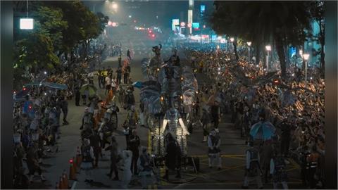 士林爆人潮！萬人搶看《大象來了》綿延逾2街區　民眾怨「動線癱瘓」傳意外