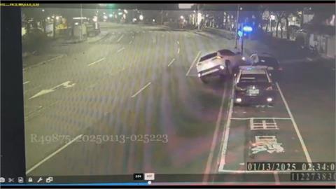 淡水休旅車失控撞警車慘翻車　車內搜出「這些東西」2人送辦