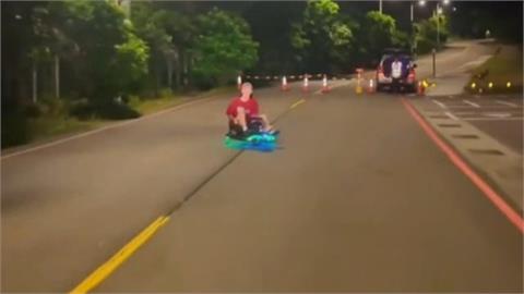 闖入施工路段嘻鬧！　一群年輕人大玩電動飄移車