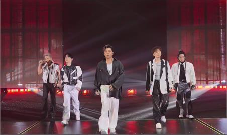 「五月天」上海開唱！合體Energy尬舞「16蹲」