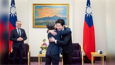 林昶佐駐芬蘭逾250天返台！陪訪賓現身總統府　蕭美琴秒給大擁抱