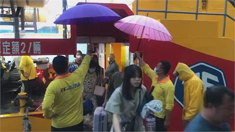 風雨擾南台！墾丁沙灘浪高達兩米　遊客搭東琉線如坐海盜船