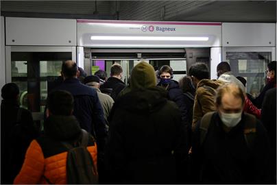 快新聞／法國巴黎車站驚傳男子揮刀攻擊　多名乘客受傷