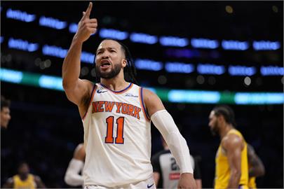 NBA(影)／尼克一哥右腳踝扭傷　預估至少缺陣兩週