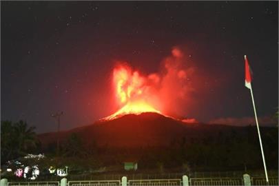 快新聞／印尼勒沃托比火山再爆發！　震撼畫面曝光了