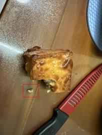 反胃！賣場「麵包裡有牙齒」業者卸責供應商挨批急道歉