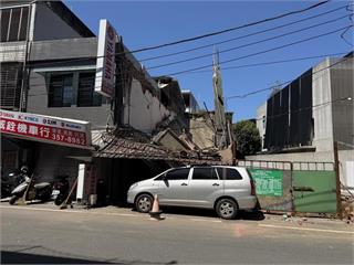 桃園雙峰路挖地基闖禍！鄰宅傾斜崩塌 建管處勒令停工