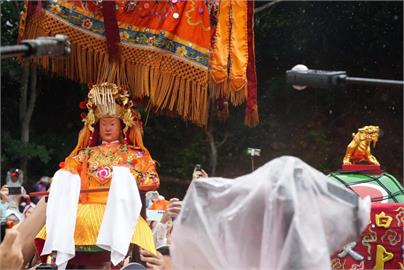 萬人守夜迎媽祖聖顏重現！白沙屯拱天宮「開爐收旗」圓滿落幕