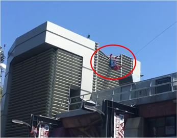 加州迪士尼樂園驚傳意外？蜘蛛人空中表演「失手」墜落撞牆畫面曝光