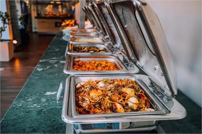 男女到Buffet「喝飲料吃完甜點」就走人！他看到傻眼：1個人2千多欸