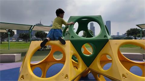 靠太陽能發電？3歲兒遊42公頃大公園玩不累　網笑：裝了電池吧