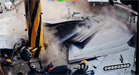 曳引車疑「束帶脫落」滿車鋼片噴飛　2機車被擊倒、店家招牌損毀