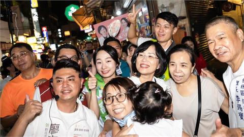 快新聞／「慧聚」超人氣！蘇巧慧現身樹林夜市引轟動　粉絲簇擁搶握手
