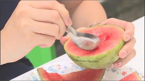 一顆西瓜巴掌大！　桃園工程師培育「迷你西瓜」