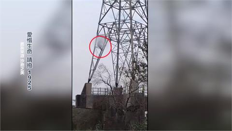 財務糾紛心情差！　男子「爬電塔坐半空」與警對峙近4小時