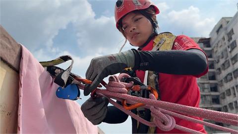 獨家！身手矯捷不輸男生　19歲牙牙爬20多層高樓作業