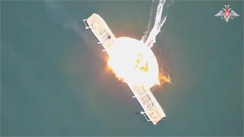 炸出大火球！　烏克蘭軍艦遭俄國無人艇「攔腰撞沉」共2死