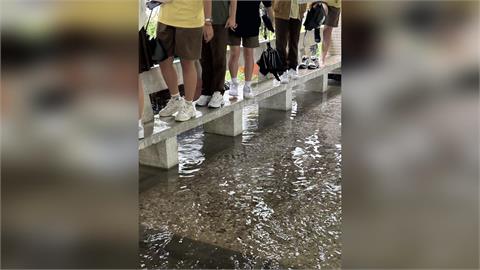 共伴發威! 宜蘭校園變水樂園 國5車輛打滑釀撞