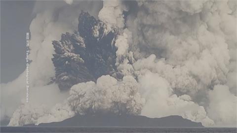 東加海底火山爆發　煙塵.氣體衝出海面2萬米高