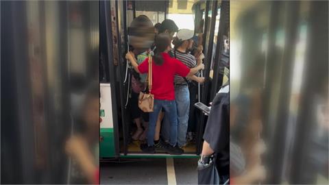 雙北299公車擠像沙丁魚！　「婦人硬上車」其他乘客眼神死