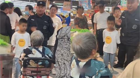 中國男童推購物車與老人起爭執　警衛1舉動急勸阻