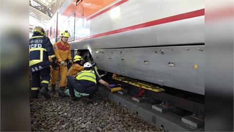 快新聞/台中7旬歲婦人落軌!一度卡自強號車底 警消急伸援手