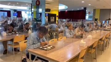 防疫也能吃飯聊天 中鋼餐廳打造「透明單人座」