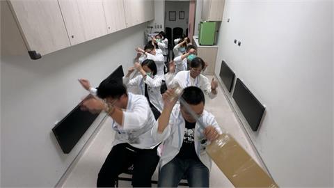 獨家／台南柳營奇美醫院組龍舟隊 下班"陸上行舟"練划超反差