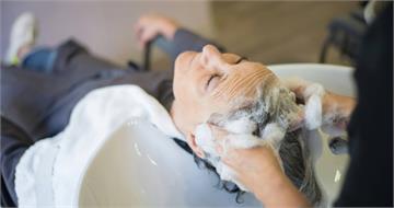 天天洗頭仍有油味！美髮師曝「正確洗髮方式」　她驚呼：活了30年才知道