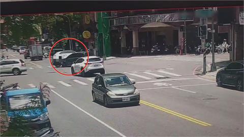瑞豐夜市車禍「烏龜翻」　肇事駕駛想逃被熱心民眾攔下