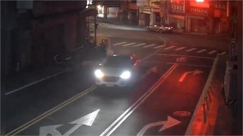 酒駕出"撞"況! 苗栗機車左轉遭逆向車擊落 騎士慘噴飛