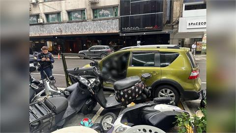 停車打R檔! 車子倒退嚕撞倒7機車 肇事婦"原地嚇哭"