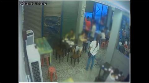 丹娜絲逼近！嘉義狂風暴雨　蚵捲店急拉鐵門護客人　驚險過程全都錄