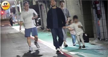 寵女翁婿1／九把刀周亭羽夫妻遛女兒　周爸爸跟在後方緊緊守護