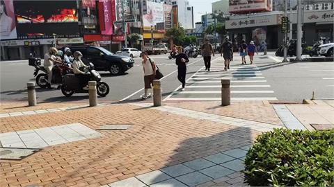 又見行人地獄！遭右轉車遭撞倒　行人跌坐在地幸僅擦挫傷
