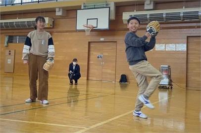 快新聞／耶誕大禮！大谷翔平贈送全日本所有小學　每校3個棒球手套