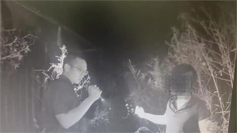 心戰喊話奏效！警一句「草叢有蛇鼠」　2車手嚇到投降