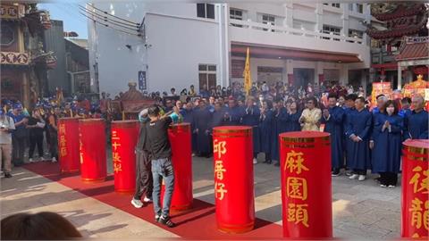 備戰台中市長！元保宮遶境起駕　何欣純、江啟臣意外同框扶轎