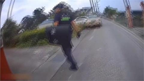 不滿對面鄰居丟石頭　男拿出「這物品」理論反被逮
