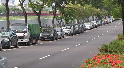 停車奇觀！橋北車格一位難求　橋南車格乏人問津