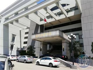 女騎士雨天摔坑洞求國賠　法院認她應負7成責任
