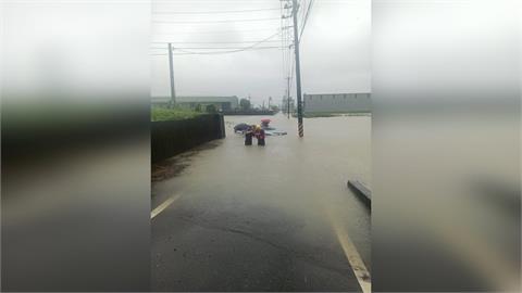 快新聞／高雄豪雨成災！鳳山轎車泡水「3人一度受困」　消防急派橡皮艇搶救