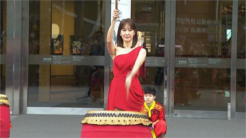 台北101初一迎財神！今年不扮舞獅　賈董一襲紅禮服做「這件事」超吸睛