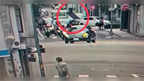 快新聞／超扯！北市大安區整面窗戶「從天而降」險砸路人　誇張畫面曝光