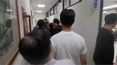 快新聞／林右昌為「這事」造訪桃園綠黨團！被詹江村問來關心大罷免　相關畫面曝光