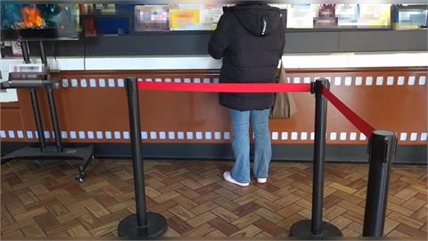 台中某處影城驚見「小強亂竄」　民眾驚呼PO網